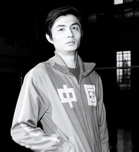 ​汪嘉伟一婚娶秦怡外甥女，二婚娶将军女儿，退役从商成石油大亨