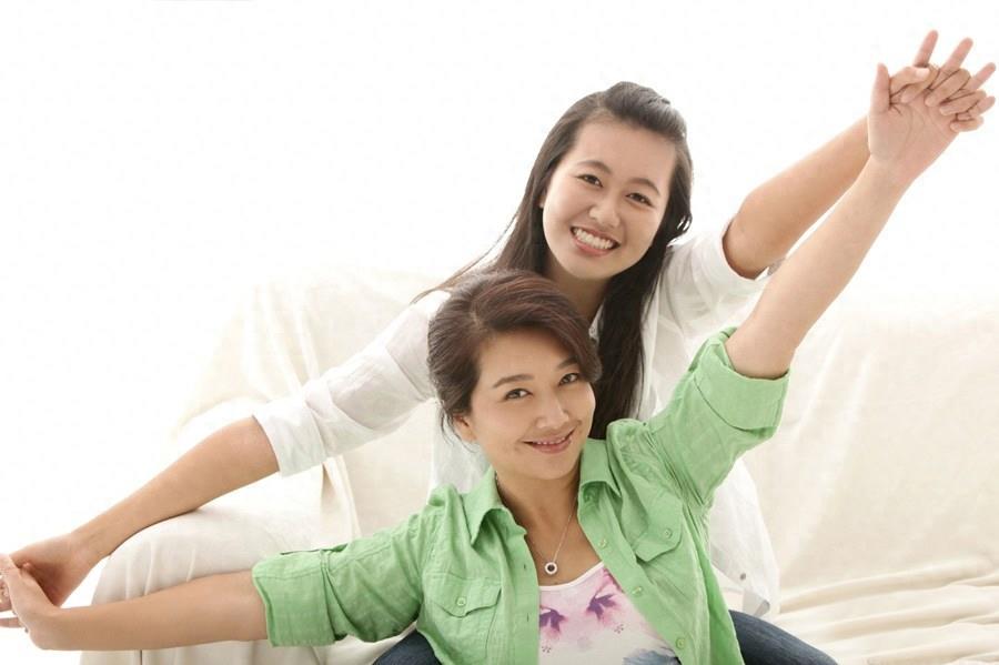 江珊女儿首曝光，常被误认为姐，网友：还是妈妈漂亮，女儿没气质
