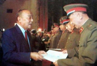 ​大军区司令员88年授中将，比搭档还低，后当总参谋长，儿子是将军