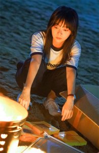 ​谭松韵父亲罕见现身，妻子去世后身材暴瘦，与女儿相拥打气太感人