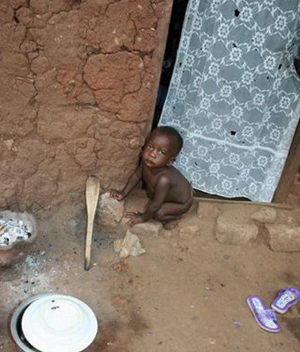 实拍乌干达妇女的真实生活，兄弟共妻、跪地迎夫，重男轻女严重
