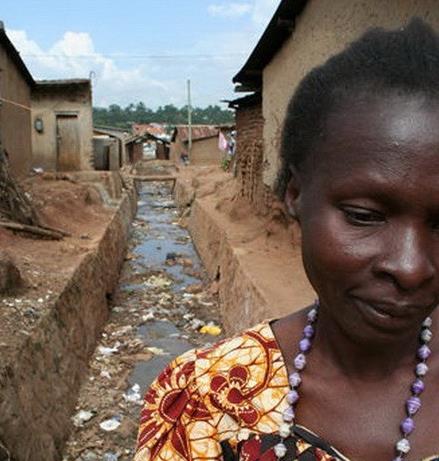 实拍乌干达妇女的真实生活，兄弟共妻、跪地迎夫，重男轻女严重