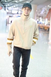 ​“小猴子”侯明昊现场北京机场，头戴帽子都难掩帅气