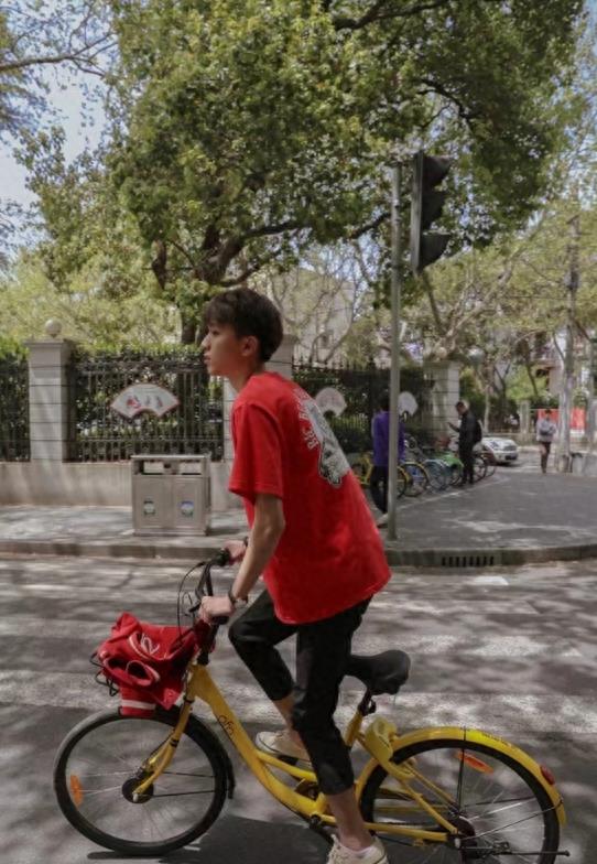 赵英博天生校草脸，个性内敛害羞，网友：感觉像动漫里走出来的
