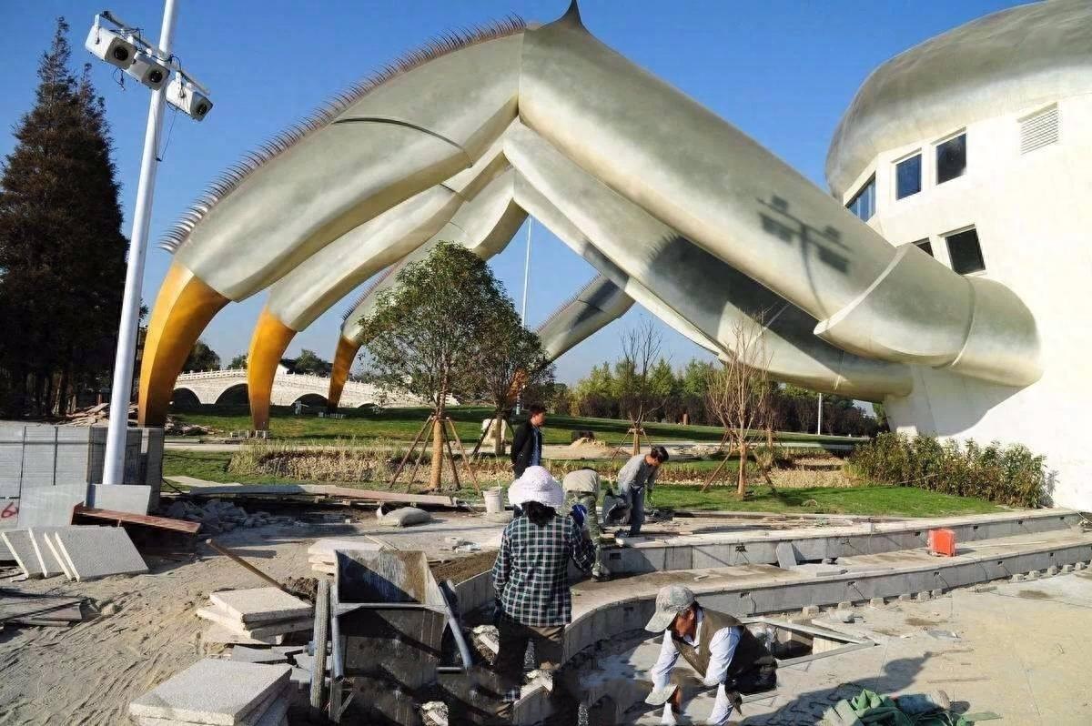 中国奇葩建筑又多一员，昆山现巨型大闸蟹建筑，你觉得好看吗？