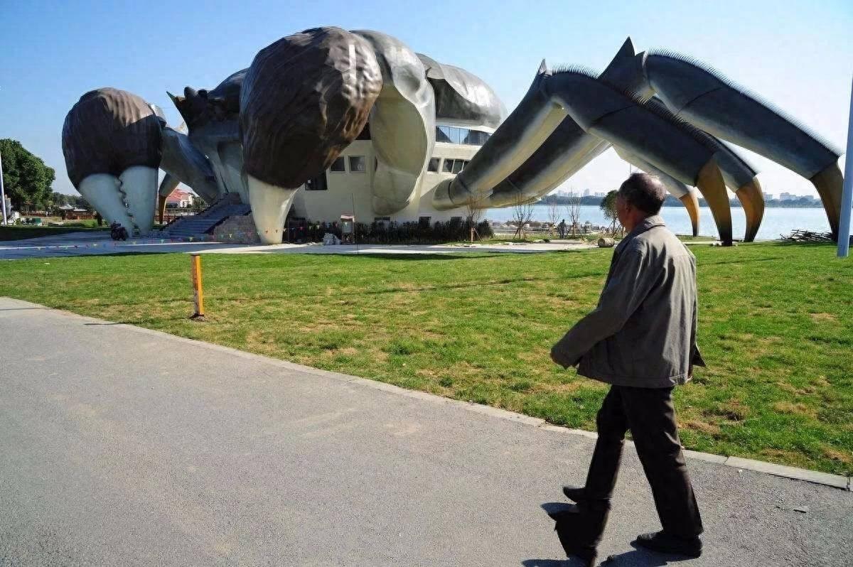 中国奇葩建筑又多一员，昆山现巨型大闸蟹建筑，你觉得好看吗？