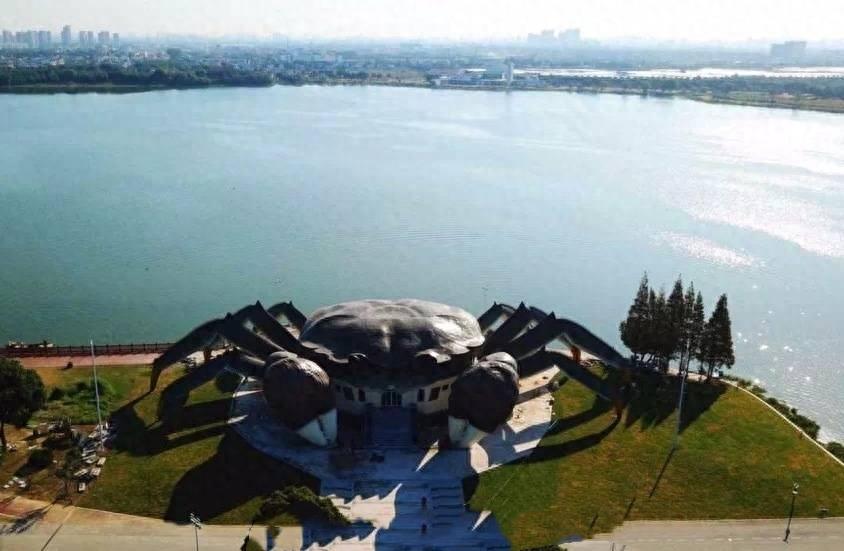 中国奇葩建筑又多一员，昆山现巨型大闸蟹建筑，你觉得好看吗？