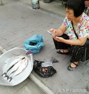 ​大嫂路旁售卖的这种会“飞”的鱼，有一个地方长得特别奇特
