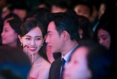 蓝盈莹和曹骏忘我接吻被主持人请下台，罗晋紧搂唐嫣