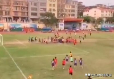 ​海南高中足球联赛发生冲突：大量学生冲进球场打斗