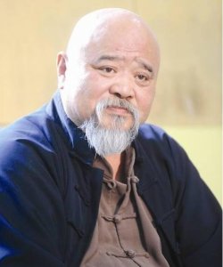 ​国家一级演员李琦，每天2包烟3顿高度酒，如今65岁才“知天命”