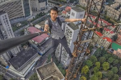 ​26岁吴永宁为10万报酬，攀爬百米高楼意外坠亡，继父：不是摔死