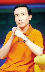 ​61岁巩汉林晒全家福，与儿媳合照引争议