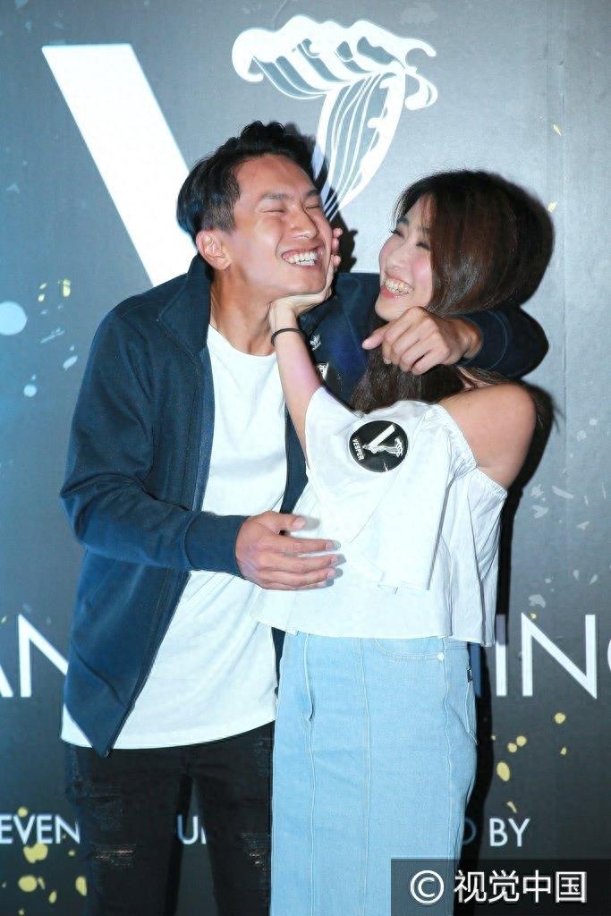 陈柏宇与美女打闹遭推搡大笑 赵劲皓拥卢颂之合影cp感强