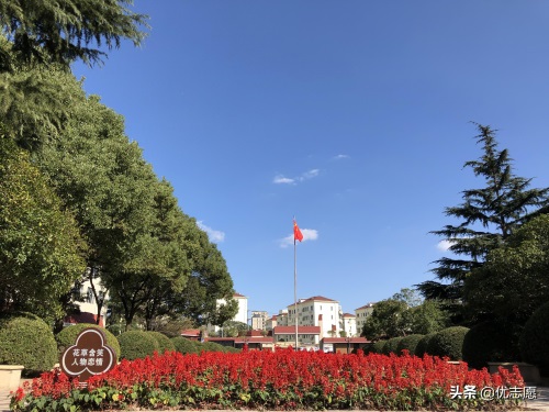 上海财经大学校园风光，走进深秋的校园，实在太美了