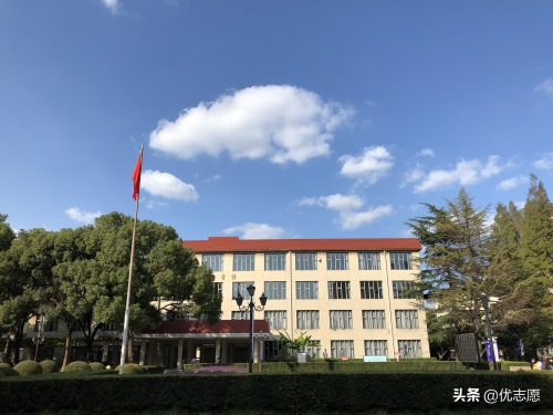 上海财经大学校园风光，走进深秋的校园，实在太美了