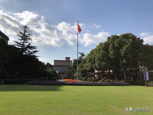 上海财经大学校园风光，走进深秋的校园，实在太美了