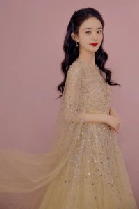 ​赵丽颖首次上春晚太美了！穿国产高定礼服太少女，央视脸就是惊艳