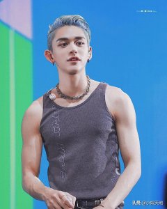 ​NCT成员黄旭熙（lucas),性感的肌肉手臂，男友力爆棚的卢卡斯