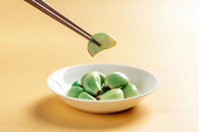 ​腊月初八腌腊八蒜，分享不外传的做法，酸香脆爽，3天就变绿