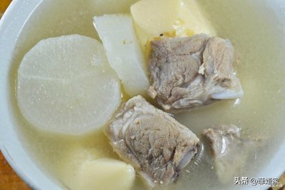 ​白萝卜骨头汤，冬季温补佳肴！
