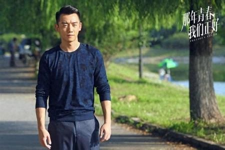 郑凯和李浩轩同框，满屏尽是尴尬，相差2岁竟完败