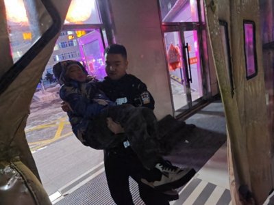 ​男孩玩耍时摔倒旧伤复发，民警紧急送医……