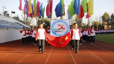 ​曲靖市民族中学：运动场上展风采