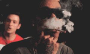 法国电影里最离不开的就是香烟！