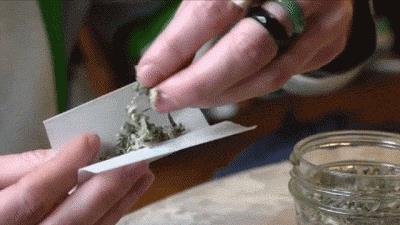 法国电影里最离不开的就是香烟！
