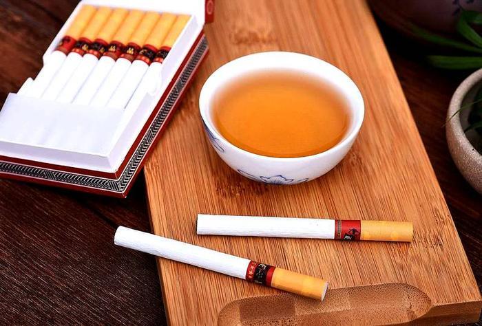 法国电影里最离不开的就是香烟！