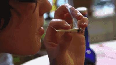 法国电影里最离不开的就是香烟！