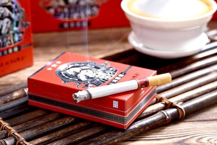 法国电影里最离不开的就是香烟！