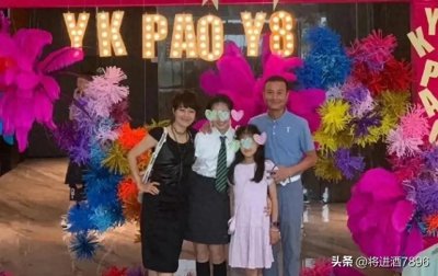 ​马伊琍文章一家四口同框合照，马伊琍还是那么年轻，文章却老了