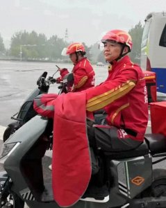 ​刘强东送餐记！最遗憾的瞬间…老板娘没认出来错失合影机会！