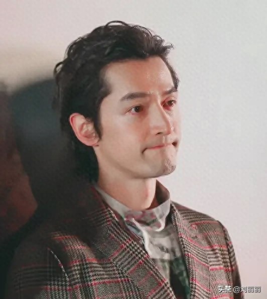 胡歌的新发型，稍微带点弯，温暖又帅气