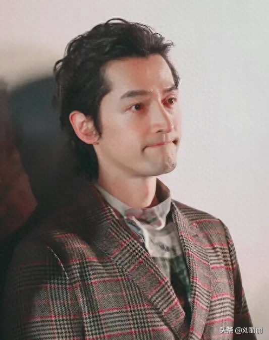 胡歌的新发型，稍微带点弯，温暖又帅气