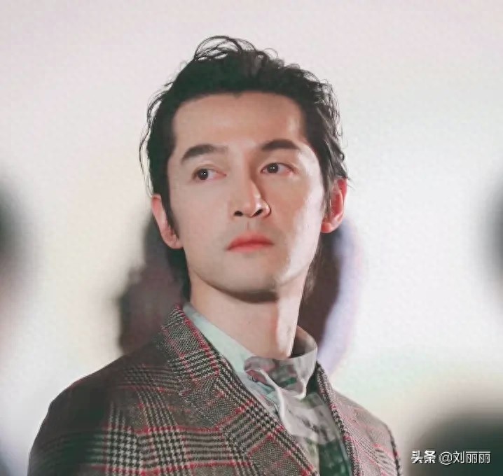 胡歌的新发型，稍微带点弯，温暖又帅气
