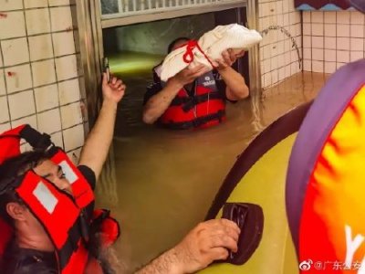 ​出生3天婴儿被困民警洪水中托起生命之舟 婴儿获救后仍酣睡