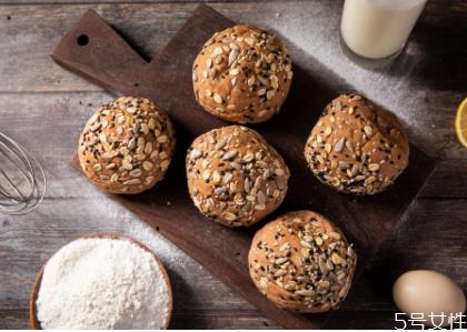 全麦面包升糖指数高吗 全麦面包不适合哪些人吃