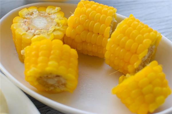 煮玉米变红了怎么回事 煮玉米变红能不能吃