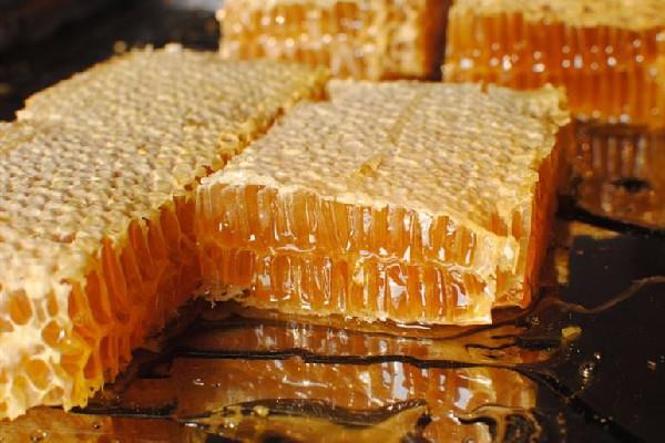 蜂蜜有白色结晶正常吗 蜂蜜有结晶怎么回事 蜂蜜有白色结晶正常吗 蜂蜜有结晶怎么回事