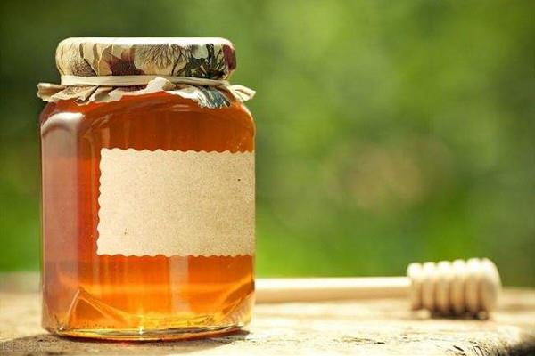 蜂蜜有白色结晶正常吗 蜂蜜有结晶怎么回事 蜂蜜有白色结晶正常吗 蜂蜜有结晶怎么回事
