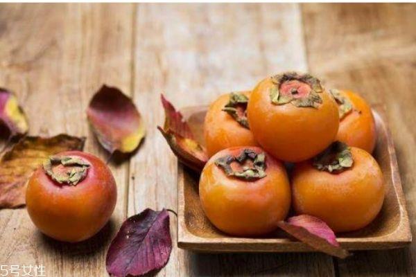如何辨别柿子是否成熟 柿子和香蕉不能同吃 如何辨别柿子是否成熟 柿子和香蕉不能同吃