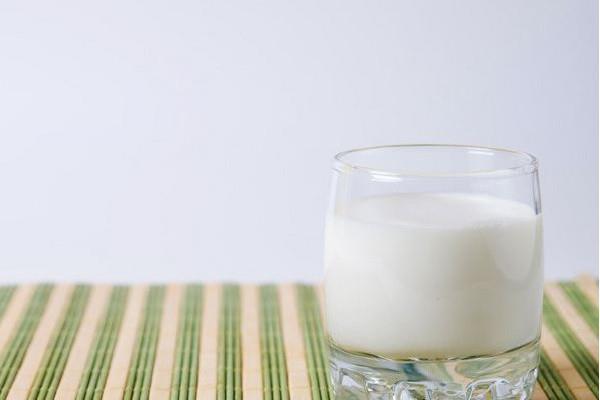 全脂牛奶可以做酸奶吗 全脂牛奶做成酸奶后脂肪含量还高吗 全脂牛奶可以做酸奶吗 全脂牛奶做成酸奶后脂肪含量还高吗