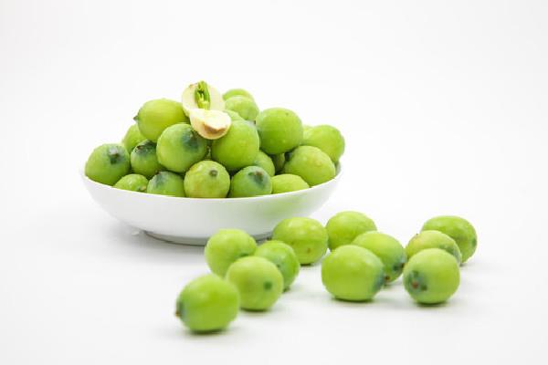 新鲜莲子放一夜变色了还可以吃吗 新鲜莲子可以天天吃吗 新鲜莲子放一夜变色了还可以吃吗 新鲜莲子可以天天吃吗