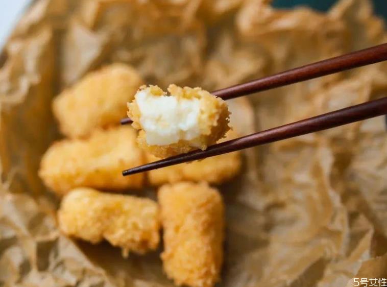 炸牛奶没有面包糠可以用什么代替 不用面包糠做炸牛奶 炸牛奶没有面包糠可以用什么代替 不用面包糠做炸牛奶