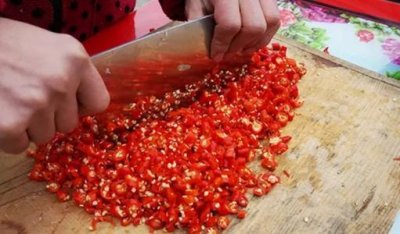 ​做剁辣椒放多少盐 做剁辣椒盐放多了怎么办