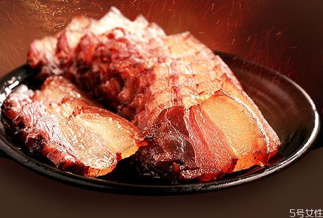 腊肉晒了几天表面白色 腊肉上的白色是坏了吗 腊肉晒了几天表面白色 腊肉上的白色是坏了吗