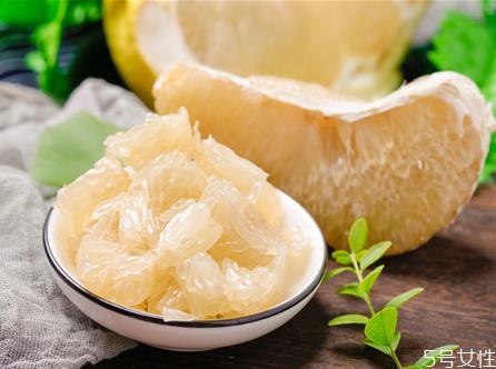 柚子皮洗澡有什么用 柚子皮烧成灰的作用 柚子皮洗澡有什么用 柚子皮烧成灰的作用